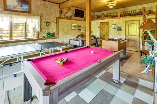 Meja biliard di Fish Haven Cabin with Game Room, Views and Deck!