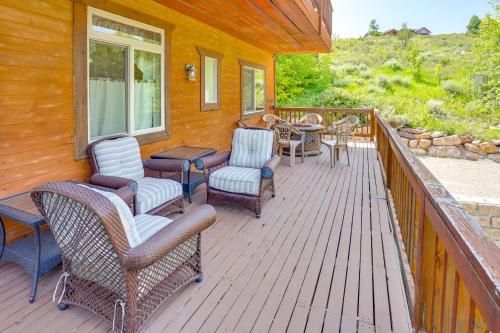 Balkoni atau teres di Fish Haven Cabin with Game Room, Views and Deck!