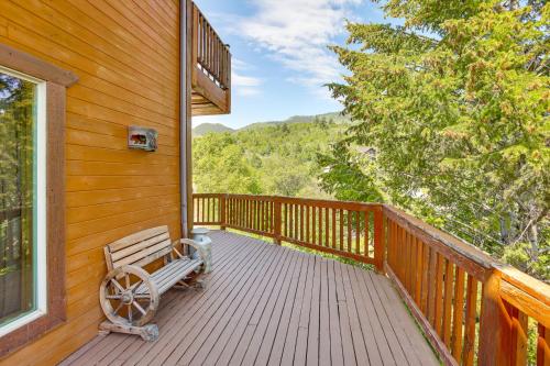 Balkoni atau teres di Fish Haven Cabin with Game Room, Views and Deck!