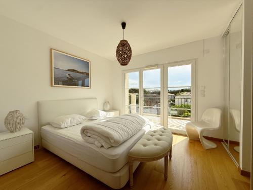 une chambre blanche avec un lit et une fenêtre dans l'établissement Appartement Massimo, à Sainte-Maxime