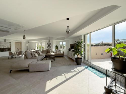 un salon avec un canapé et une table dans l'établissement Appartement Massimo, à Sainte-Maxime