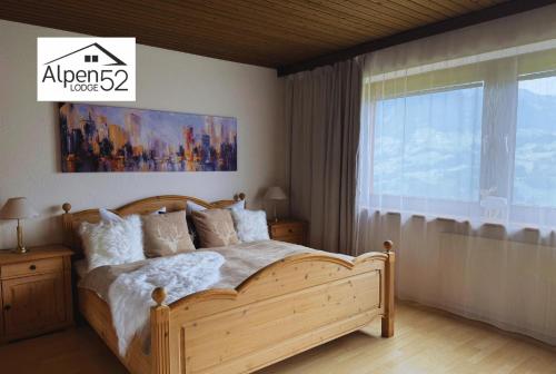 Un dormitorio con una cama con un cuadro en la pared. en Ferienwohnung Alpenlodge 52, en Aschau