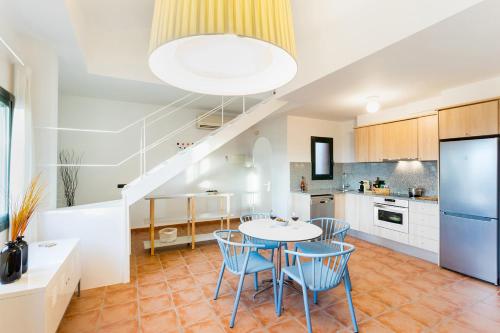 une cuisine et une salle à manger avec une table et des chaises dans l'établissement Begur Sunset 2 bedroom loft close to the center of Begur. With terrace and gorgeous sea views H42, à Begur