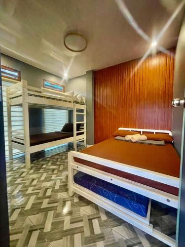 Un dormitorio con dos literas y un espejo. en Newlives Transient 1 Atok Trail - 2nd floor, en Baguio
