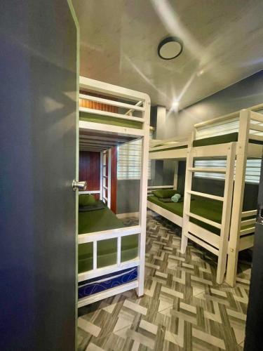 Una habitación con dos literas y una puerta. en Newlives Transient 1 Atok Trail - 2nd floor, en Baguio
