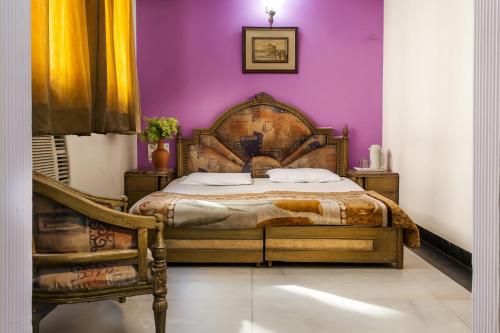 a bedroom with a large bed and purple walls at Hotel Sun Shine in New Delhi