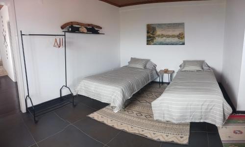 zwei Betten nebeneinander in einem Zimmer in der Unterkunft Achadas da Cruz Farm House in Achadas da Cruz