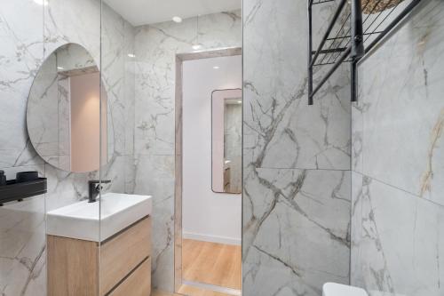 コスタ・デル・シレンチオにあるA T Suite Costa del Silencioの洗面台と鏡のあるバスルーム