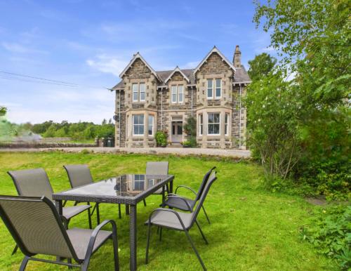 Taman di luar Kinnaird Country House with Hot Tub