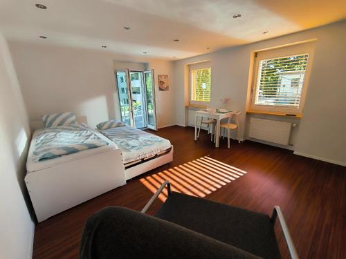 Una cama o camas en una habitación de Charmantes Studio in Teufen