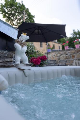 a statue of a wedding cake sitting on top of a swimming pool at Rock Dandy La Maison de l'Ours - Nymfaio in Nimfaíon