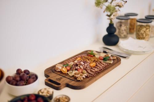 een snijplank met eten op een aanrecht met ander eten bij Heritage Hotel Kurija Mihalović in FeriÄanci