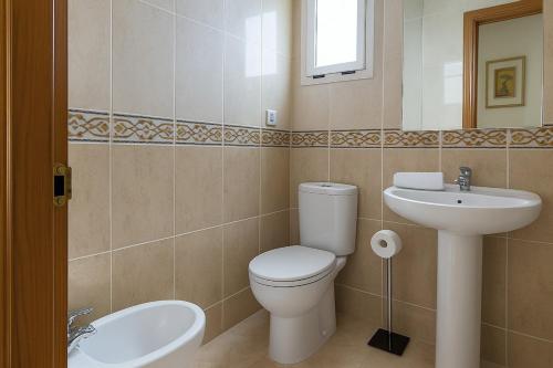 Ένα μπάνιο στο Apartamento con piscina de verano e invierno