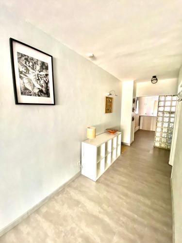 un salon avec une photo sur le mur dans l'établissement Escapade urbaine à Thonon, Chic & central, à Thonon-les-Bains