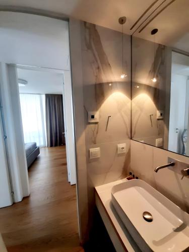 Luxury apartment pool, Spa, gymにあるバスルーム