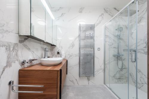 une salle de bain avec un lavabo et une douche dans l'établissement Monaco - Terrasse vue mer - Piscine - Parking - DR, à Saint-Roman