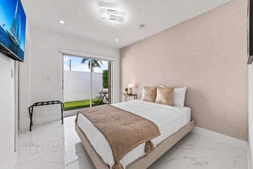 Ένα ή περισσότερα κρεβάτια σε δωμάτιο στο Lakefront Mansion, 5min 2 Hard Rock Stadium, 30Gsts L65