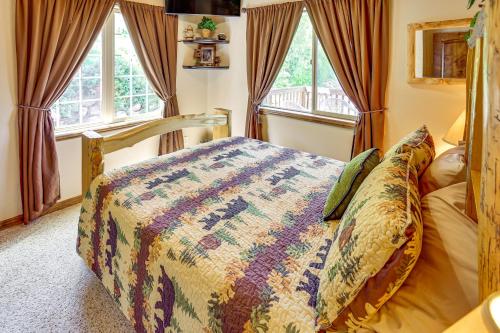 Katil atau katil-katil dalam bilik di Fish Haven Cabin with Game Room, Views and Deck!