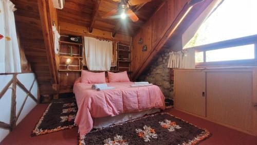 Katil atau katil-katil dalam bilik di cabaña de sierras