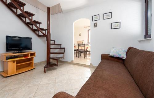 Μια τηλεόραση ή/και κέντρο ψυχαγωγίας στο Stunning Home In Karlobag With Wifi