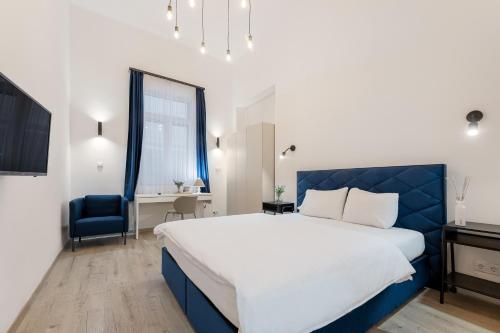 Postel nebo postele na pokoji v ubytování Downtown Suite