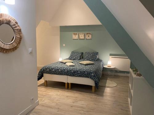 une chambre avec un lit avec des oreillers dessus dans l'établissement Passo, à Rouen