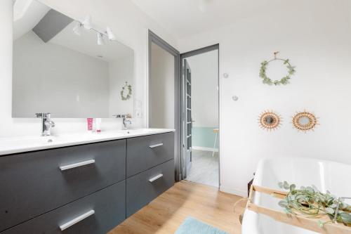une salle de bain avec un lavabo et un miroir dans l'établissement Passo, à Rouen