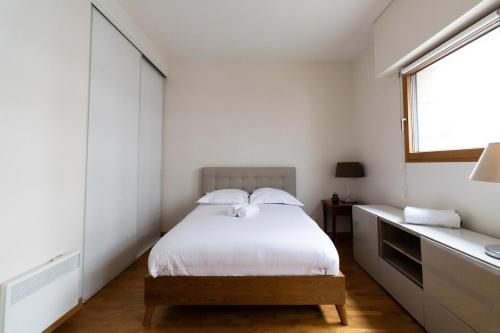 2-Person Apartment Near Beaugrenelle - III