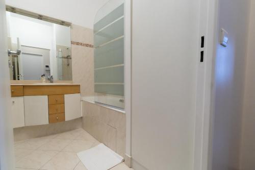 2-Person Apartment Near Beaugrenelle - III