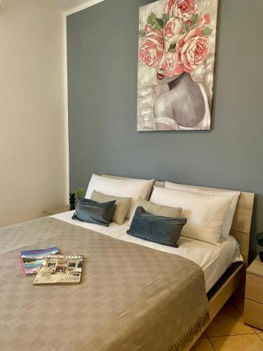 a bedroom with a bed with a painting on the wall at Bnbook Emozione Lago in Dormelletto