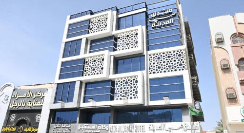 a building in the city with a lot of windows at فندق سما المدينة in Al Madinah
