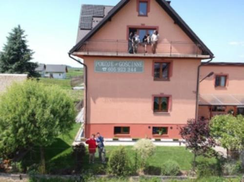 a group of people standing on top of a building at Apartamenty u Majki 2 in Frydman