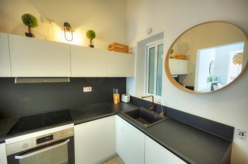 Η κουζίνα ή μικρή κουζίνα στο Charming and stylish duplex townhouse DGUY1-1