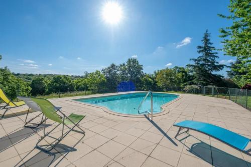 - une piscine avec 2 chaises longues dans l'établissement Les Petites Écuries, à Gavaudun