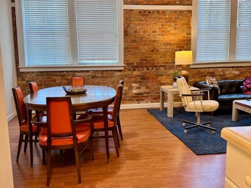 una sala da pranzo con tavolo e sedie di Loft-Style Gem in 1911 Building a Elloree