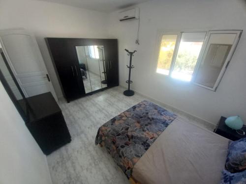 an aerial view of a room with a bed and window at Villa Selma in Bin Rhilouf