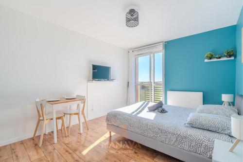 une chambre avec un lit, une table et un bureau dans l'établissement Magical Getaway, 2 pers, 5min Disneyland Paris, à Montévrain