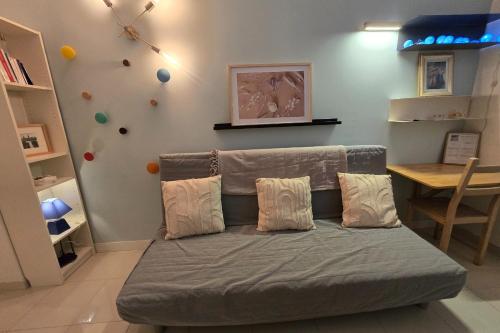 un canapé dans un salon avec une table dans l'établissement Charming studio in the crest, à Nîmes