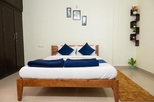 ハイデラバードにある3 BHK Apartment in Gachibowli near Delloite AIGのベッドルーム1室(青い枕のベッド1台付)