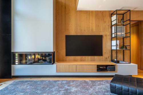 Μια τηλεόραση ή/και κέντρο ψυχαγωγίας στο Isard Penthouse & Spa