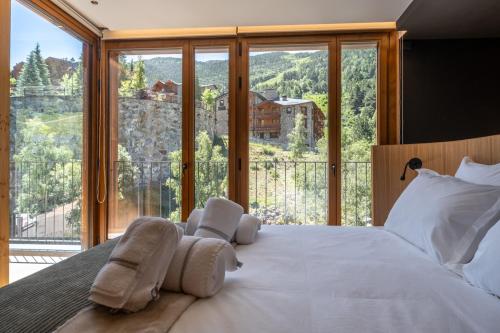 Ένα ή περισσότερα κρεβάτια σε δωμάτιο στο Isard Penthouse & Spa