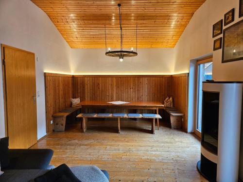 a room with a table and benches in it at Der Alpenfrieden in Marul