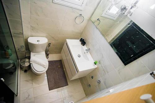 a small bathroom with a toilet and a sink at DESIGN HOMe in Paleo Tsifliki