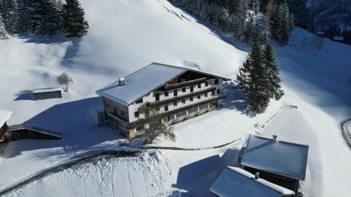 an aerial view of a building in the snow at Der Alpenfrieden in Marul