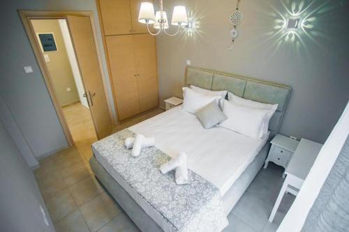 a bedroom with a bed with two white pillows at DESIGN HOMe in Paleo Tsifliki