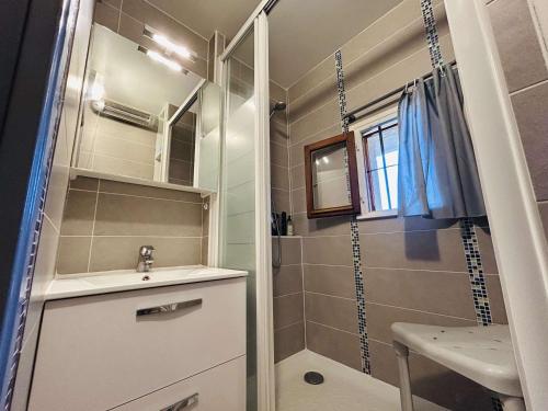 une salle de bain avec un lavabo et une douche dans l'établissement Studio mezzanine avec terrasse près de la plage - 4 couchages, parking privé - FR-1-249-394, au Cap d'Agde