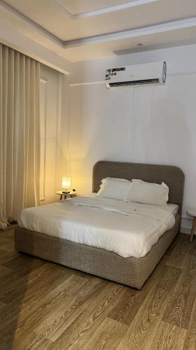 QuaiにあるLuxury apartment with cinema hallの白いシーツが敷かれた大きなベッドのある寝室