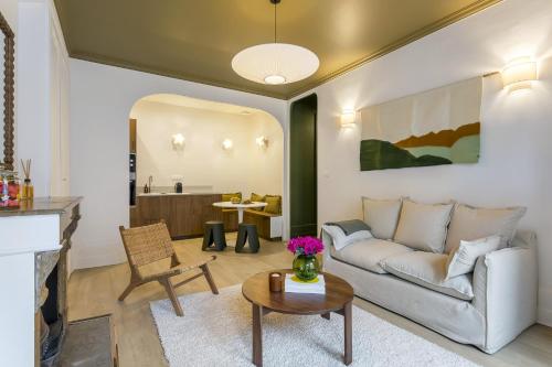 un salon avec un canapé et une table dans l'établissement Bosuites - 7 minutes du centre de Lyon, à Villeurbanne