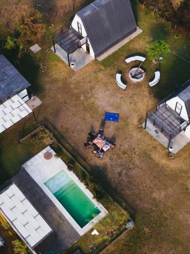 an aerial view of a backyard with a swimming pool at COMPLEJO ISABELLA in Villa Amancay