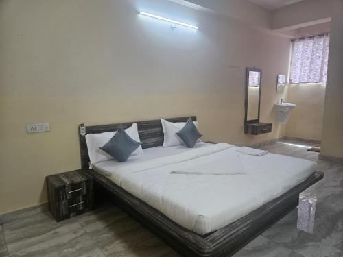 Ένα ή περισσότερα κρεβάτια σε δωμάτιο στο Hotel lord Jaggannath Plaza